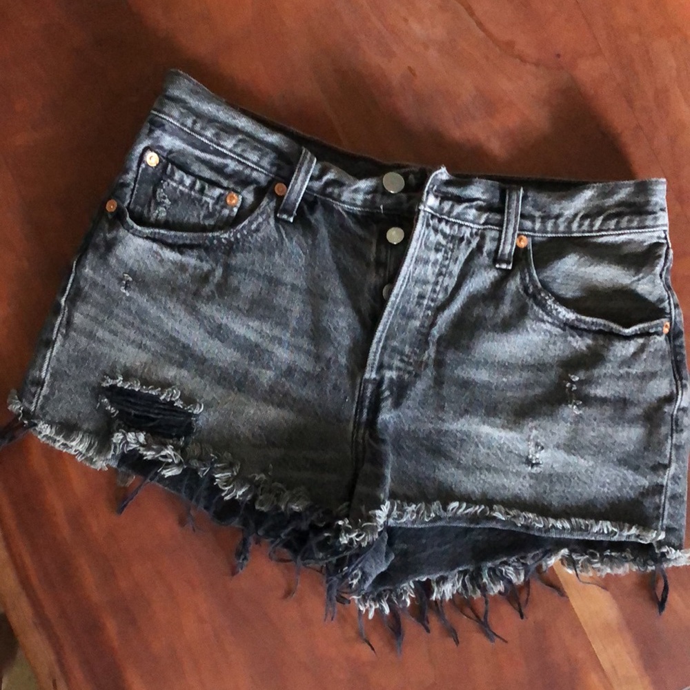 LEVIS 501 distressed black jean shorts w 29 NWOT